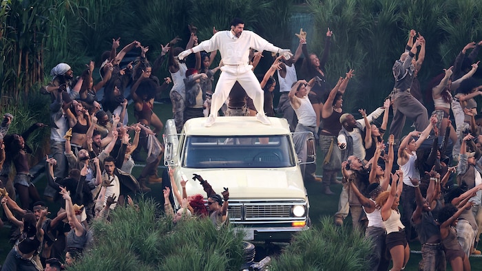 Bad Bunny se produit sur scène lors du spectacle de la mi-temps au stade Levi's, à Santa Clara, en Californie.