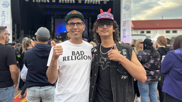 Un père et un fils assistent au spectacle de Bad Religion.