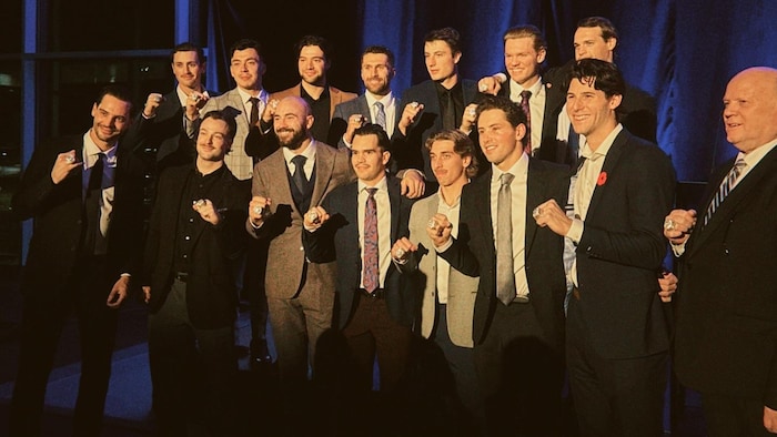 Des joueurs avec leurs bagues sur une scène.