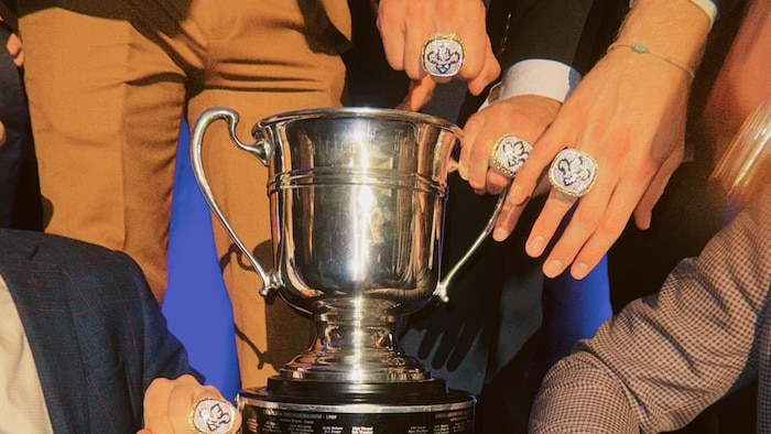 Des hommes avec des bagues au doigt.