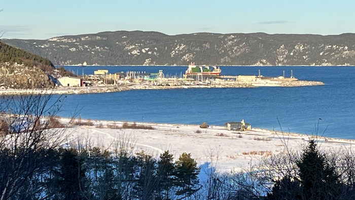 La marina et le port de Baie-Comeau et le parc de Pionniers en hiver.
