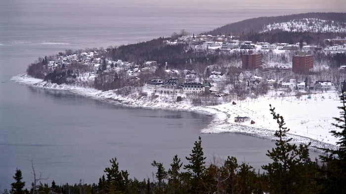 Photo prise sur une colline avec vue en plongée.                        
