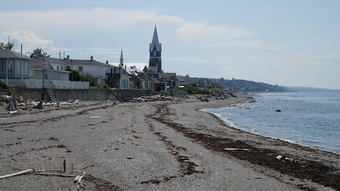 La plage et le village de Baie-des-Sables.