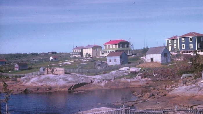 Une image d'archives des maisons du village de Baie-Johan-Beetz sur la Côte-Nord.