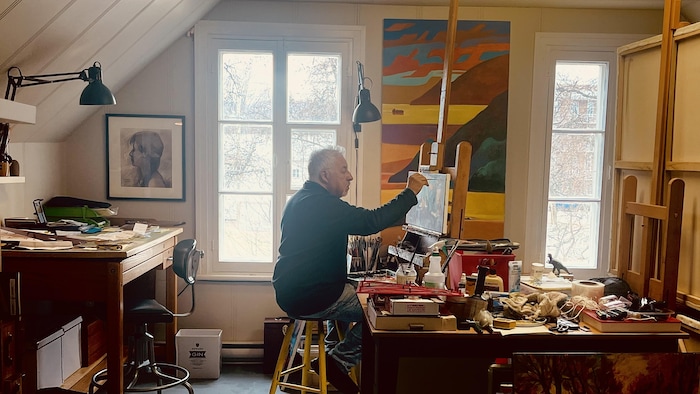 Le peintre Humberto Pinochet dans son nouvel atelier