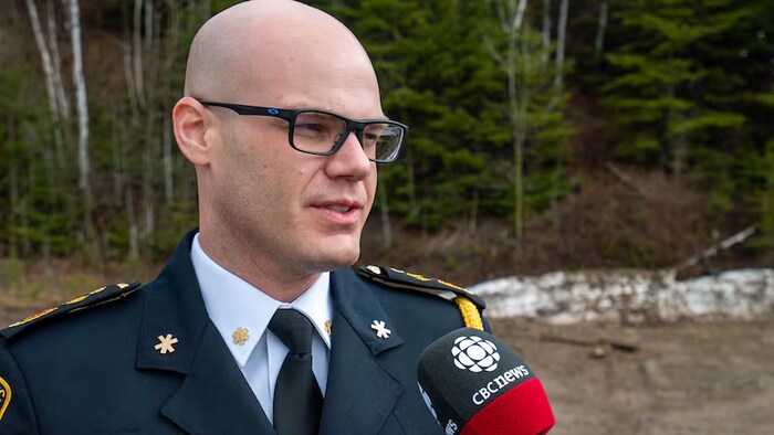 Shane Muir parle à un journaliste.
