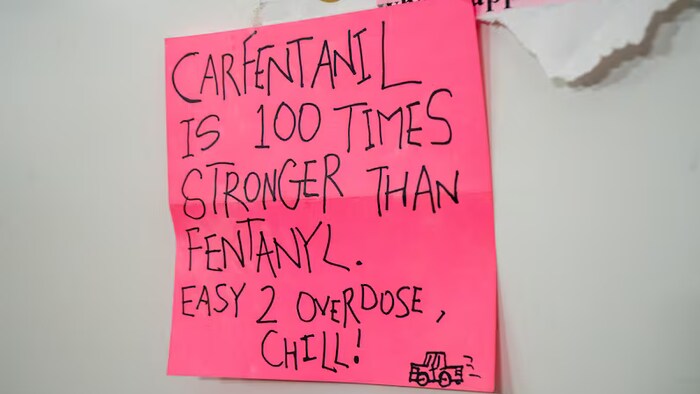 Une note autocollante avertissant des dangers du carfentanil.