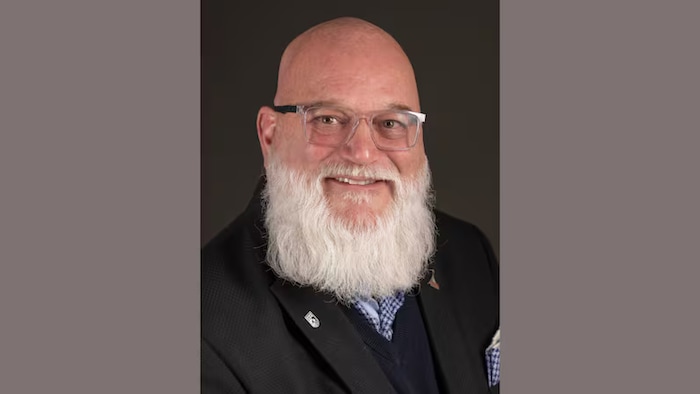 Une photo du Dr David Marsh, qui porte une longue barbe.