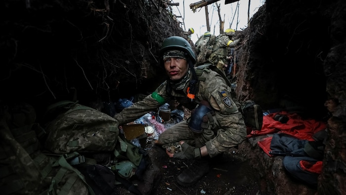 Un soldat dans une tranchée.
