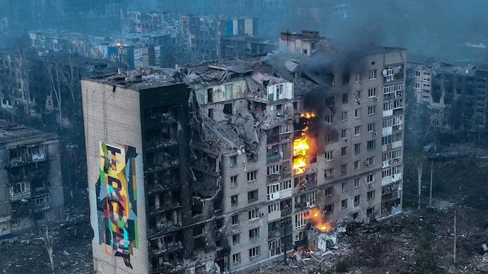 Vue aérienne d'un immeuble en flammes.