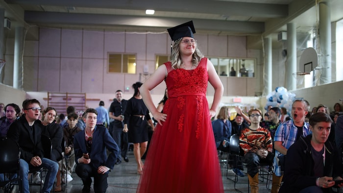 Une fille lors d'une remise de diplômes.