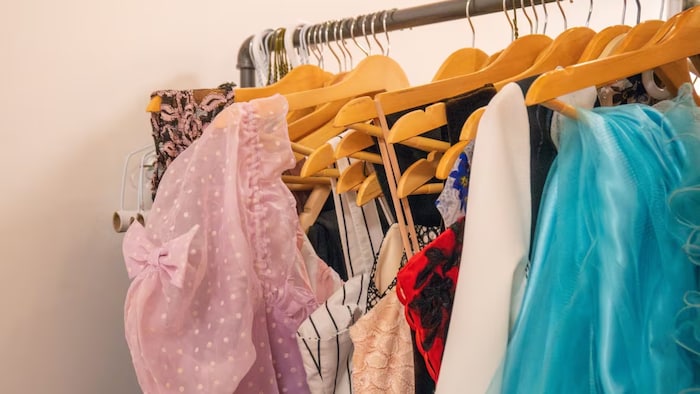 Des vêtements suspendus sur des portemanteaux.