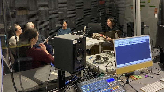 Des participantes au balado enrgistrent leur épisode dans un studio.
