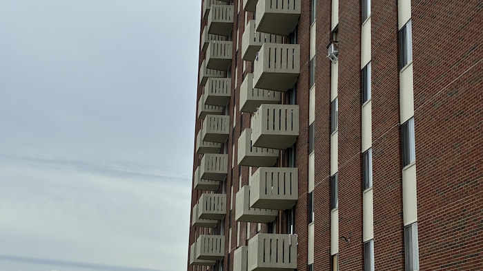 Plusieurs rangées de balcons.