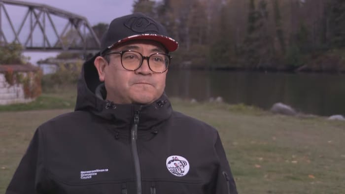 Le président Sxwíxwtn Wilson Williams de la Nation Squamish près de l'eau.