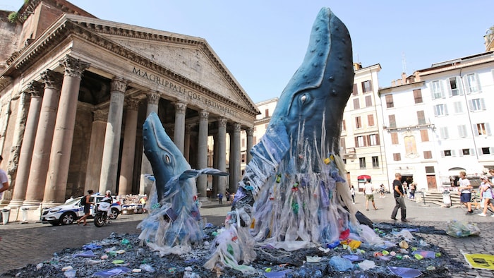 Installation de deux baleines en carton recouvertes de plastique sur une place à Rome en 2018.