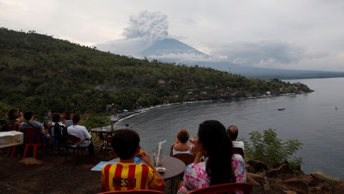 Un volcan, une île et des touristes.