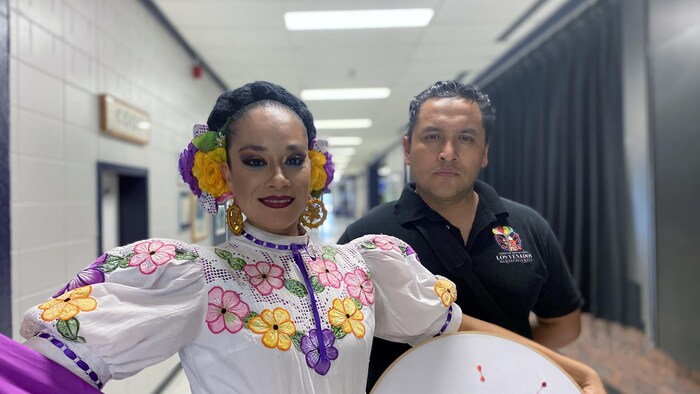 Viridiana Alvarado Cortés, danseuse et professeure, et Juan Jesús Cervantes Montoya, danseur et directeur artistique, tous deux du Grupo Aguascalentense de Danza Folklórica Termal, à la Polyvalente Carrefour de Gatineau. 