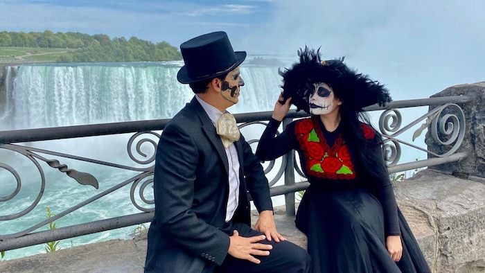 Deux danseurs du Ballet Folklórico Aztlán posent dans le cadre de la représentation du groupe à Niagara Falls en 2019. 