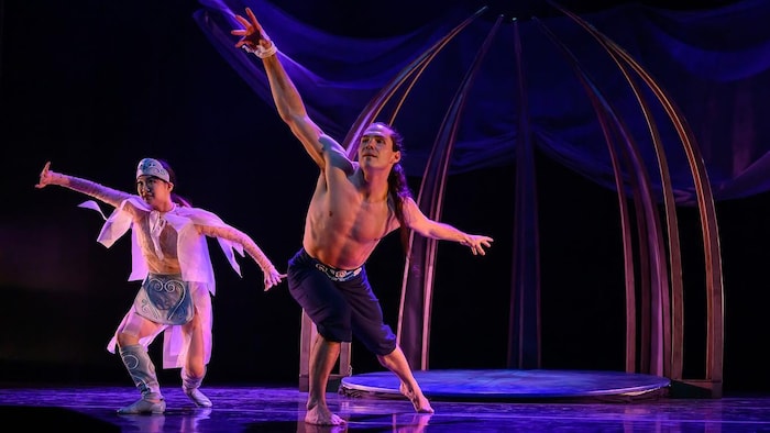 Un danseur et une danseuse autochtones professionnelle de ballet sur une estrade dansent. 