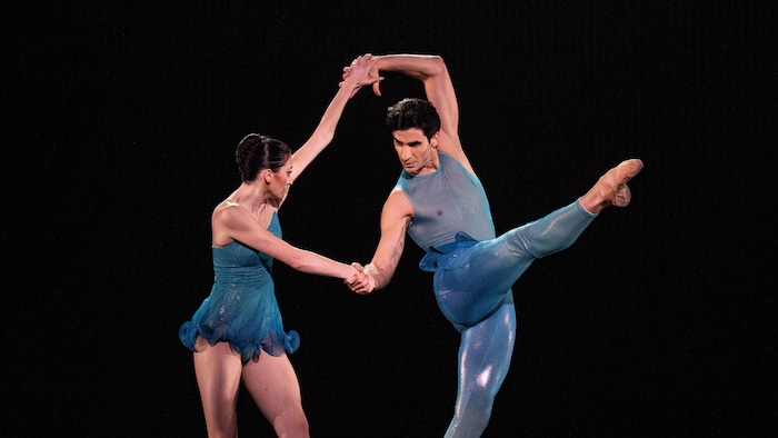 Un danseur et une danseuse du Ballet royal de Winnipeg dansent sur scène. 