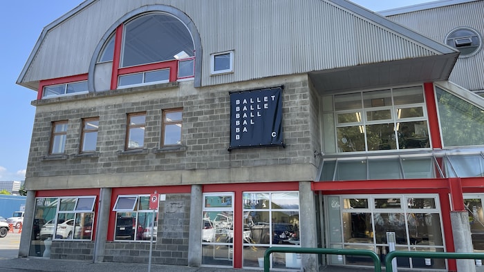 Façade d'un immeuble sur lequel on peut lire Ballet BC.