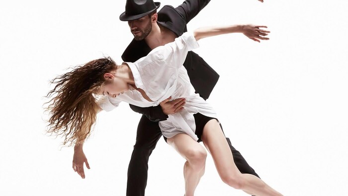 Des danseurs des Ballets jazz de Montréal dans l'oeuvre « Dance Me | Musique de Leonard Cohen ».