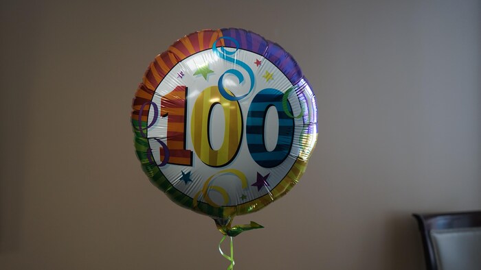 Un ballon d’anniversaire qui célèbre 100&nbsp;ans.