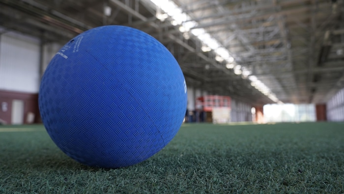 Un ballon sur un terrain de soccer synthétique de la Fonderie à Gatineau.