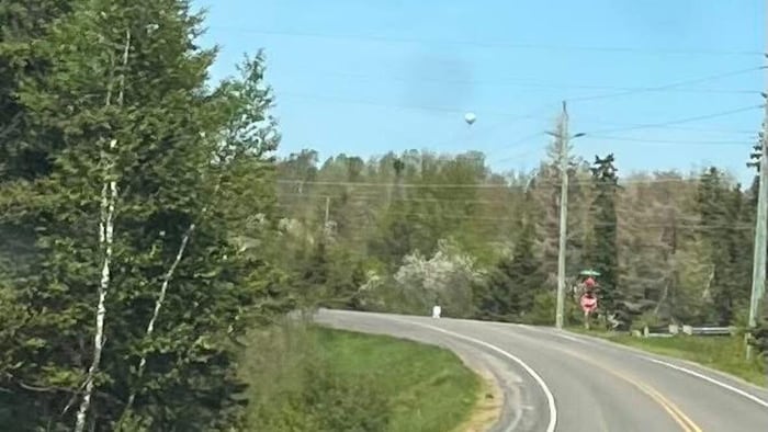 Un ballon à hydrogène flotte dans le ciel.