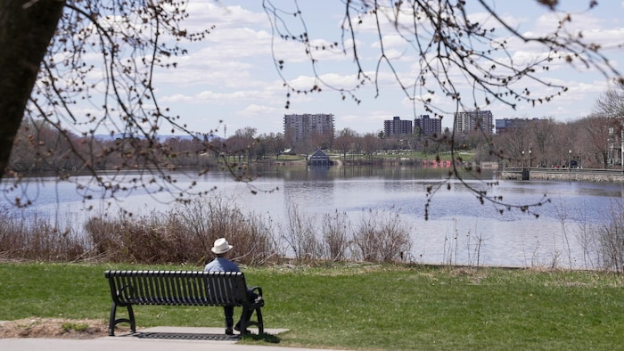 Plan large sur un lac en ville