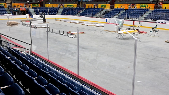 Des gradins et des bandes de patinoire dans un aréna sans glace