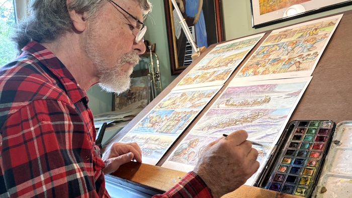 Robert Freynet en train de peindre une planche, dans son studio de Sainte-Geneviève au Manitoba le 3 septembre 2026.