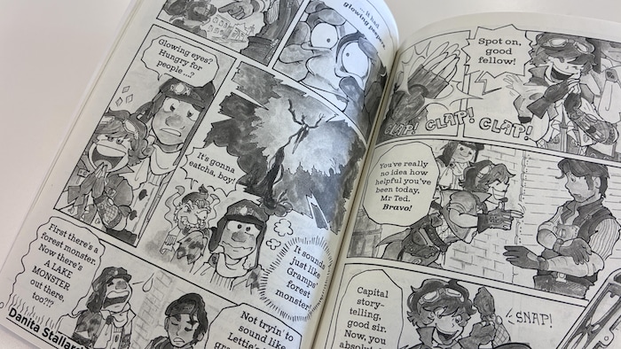 Une bande dessinée en noir et blanc ouverte.