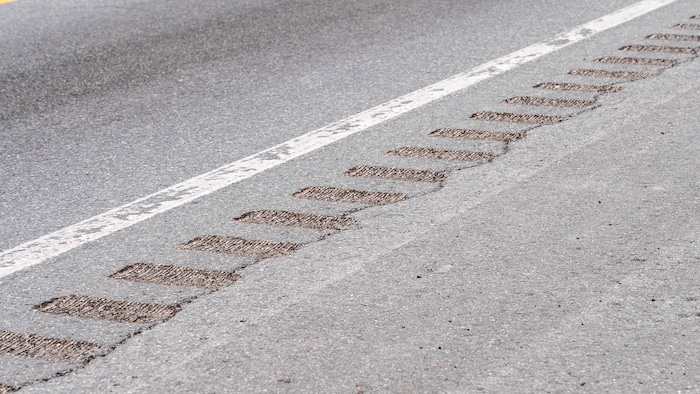 Des bandes rugueuses sur la route 117.