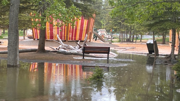 De l’eau recouvre une aire de jeux.