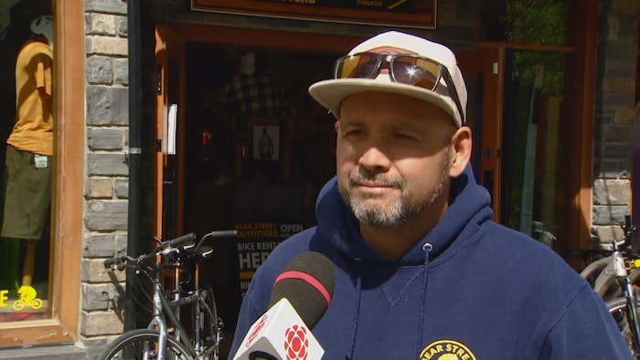 Un résident de Banff au micro d'un journaliste