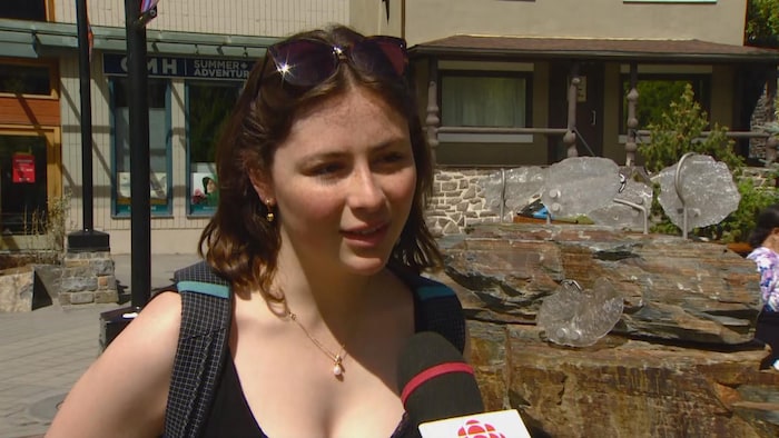 Gabby Shehab parle au micro d'une journaliste