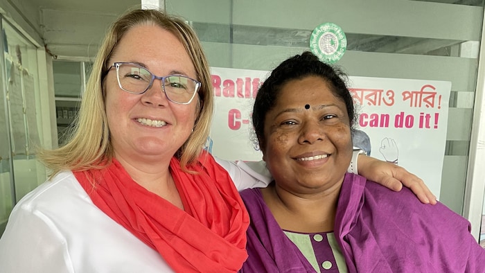 La réprésentante syndicale du Fonds humanitaire des Métallos, Caroline Lemay, et la directrice du Centre pour la solidarité des travailleuses et travailleurs du Bangladesh, Kalpona Akter.