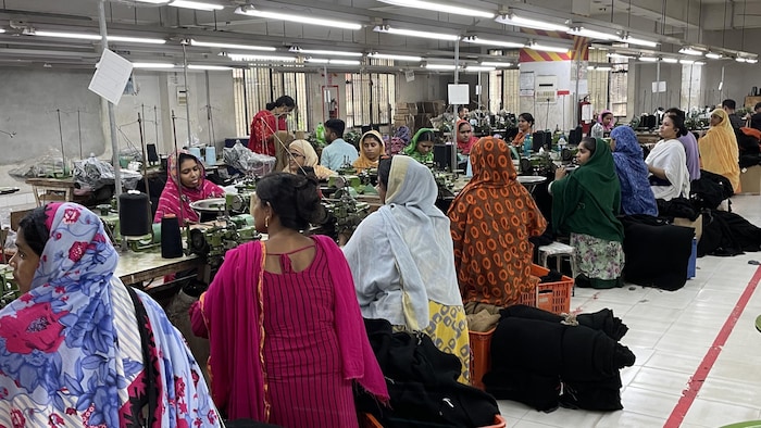 Une délégation du Fonds humanitaire des Métallos a visité des usines de textile au Bangladesh en juillet 2022. Des travailleuses sont assises devant des machines à coudre.