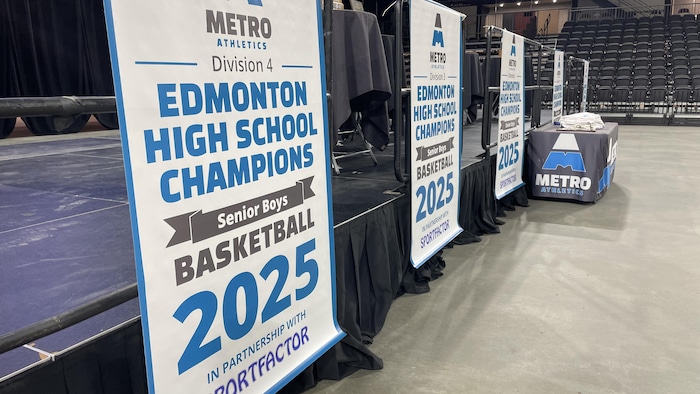 Les bannières de championnat des quatre divisions sont suspendues dans l'aréna de basketball au Centre Expo d'Edmonton.