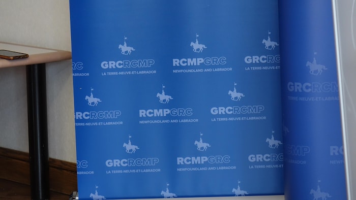 Une bannière sur laquelle il est écrit « La Terre-Neuve-et-Labrador ».