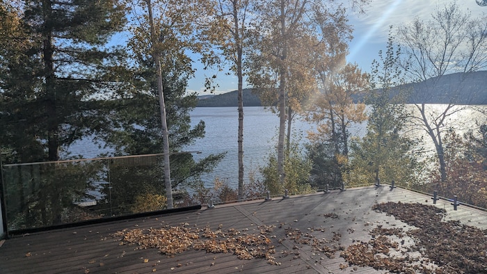 La terrasse du bistro offre une vue imprenable sur le lac Témiscamingue.