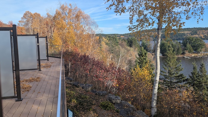 Une terrasse avec des séparations pour les chambres, face au lac.