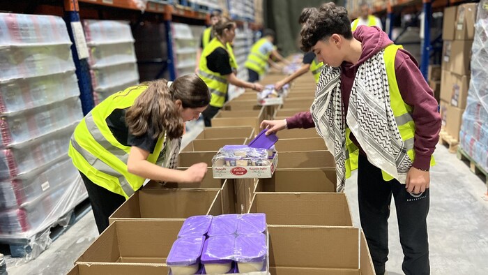 Des Jordaniens participent à une campagne de bénévolat visant à envoyer des denrées alimentaires aux résidents de Gaza.