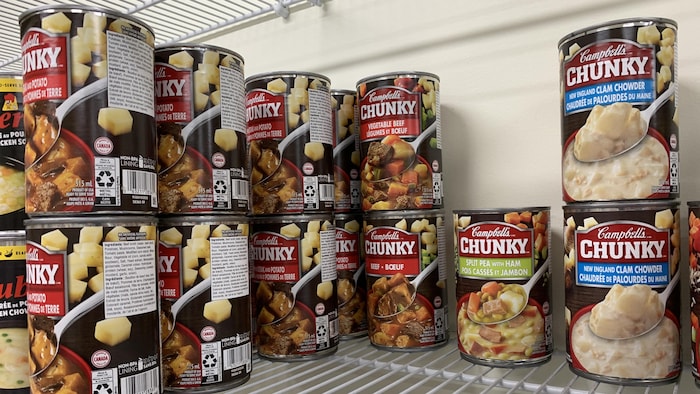Des boîtes de soupe.