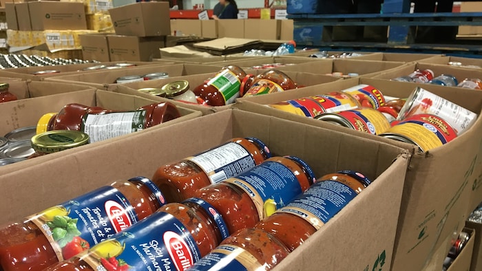 Des produits alimentaires achetés par la Banque alimentaire d'Edmonton.