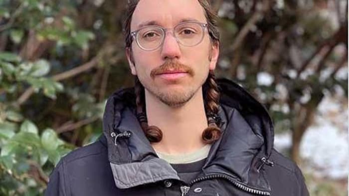 Nick Stavely face à la caméra.