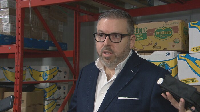 Un homme répond aux questions des journalistes.
