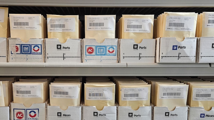 Des étagères remplies d'enveloppes.